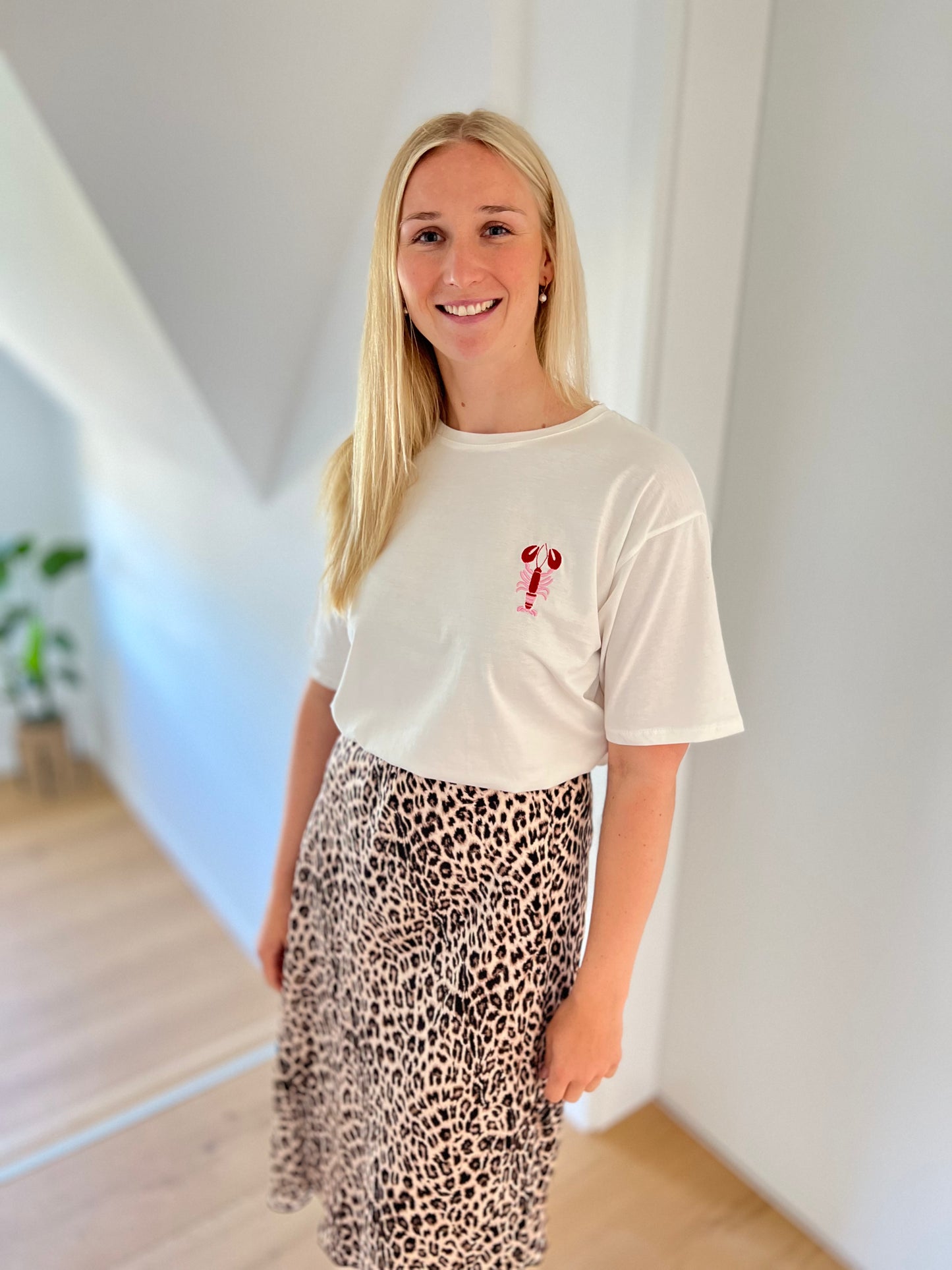 T-Shirt „Hummerliebe“ – Weiß mit rotem Hummer-Stick