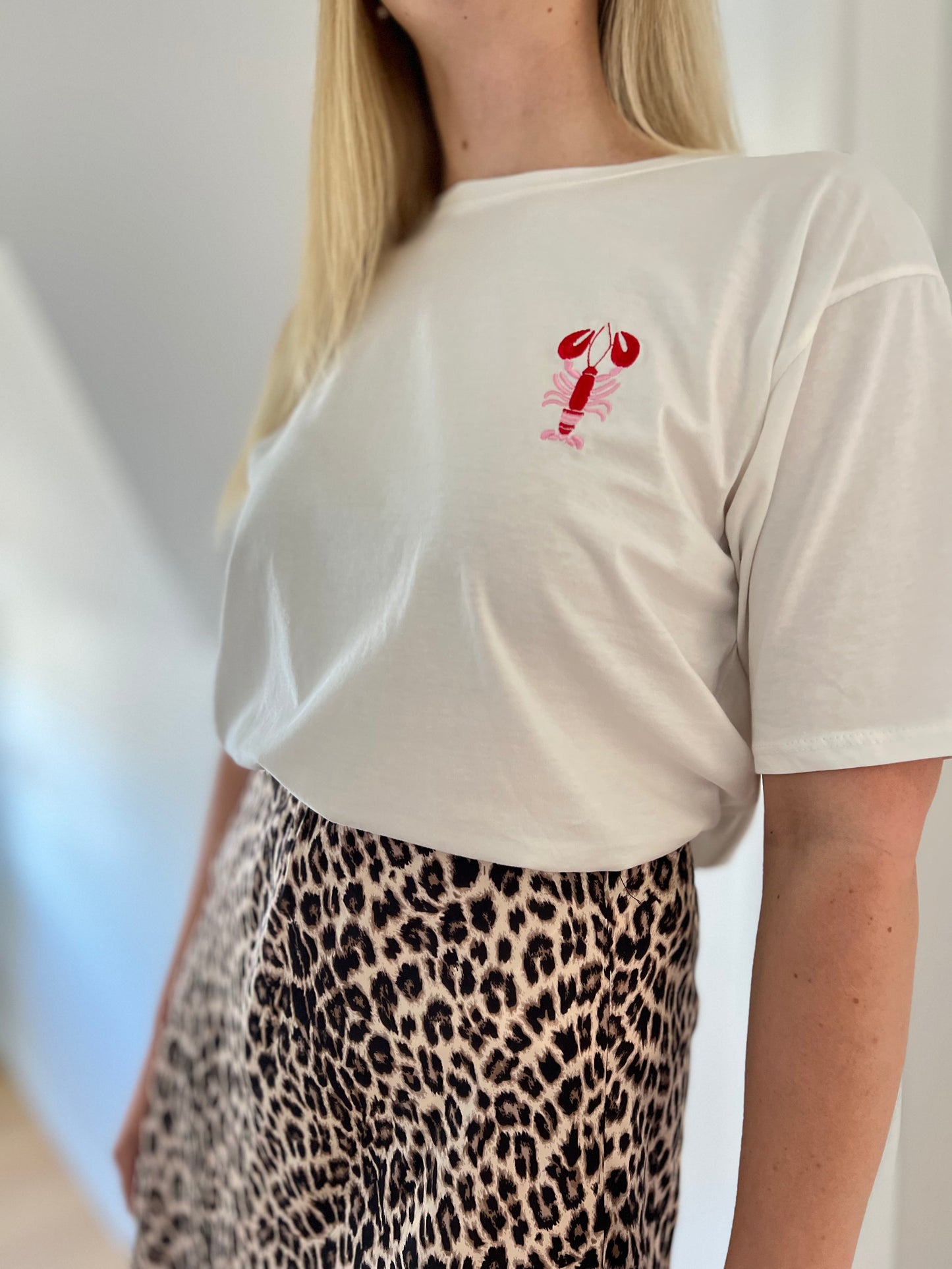 T-Shirt „Hummerliebe“ – Weiß mit rotem Hummer-Stick