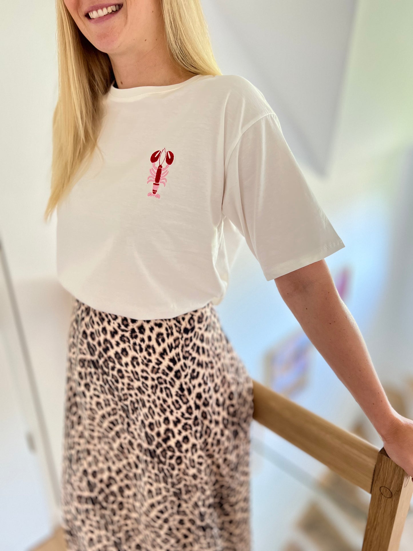 T-Shirt „Hummerliebe“ – Weiß mit rotem Hummer-Stick