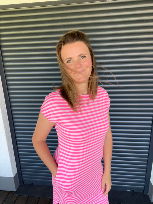Gestreiftes T-Shirt-Kleid in Pink – One Size mit Taschen