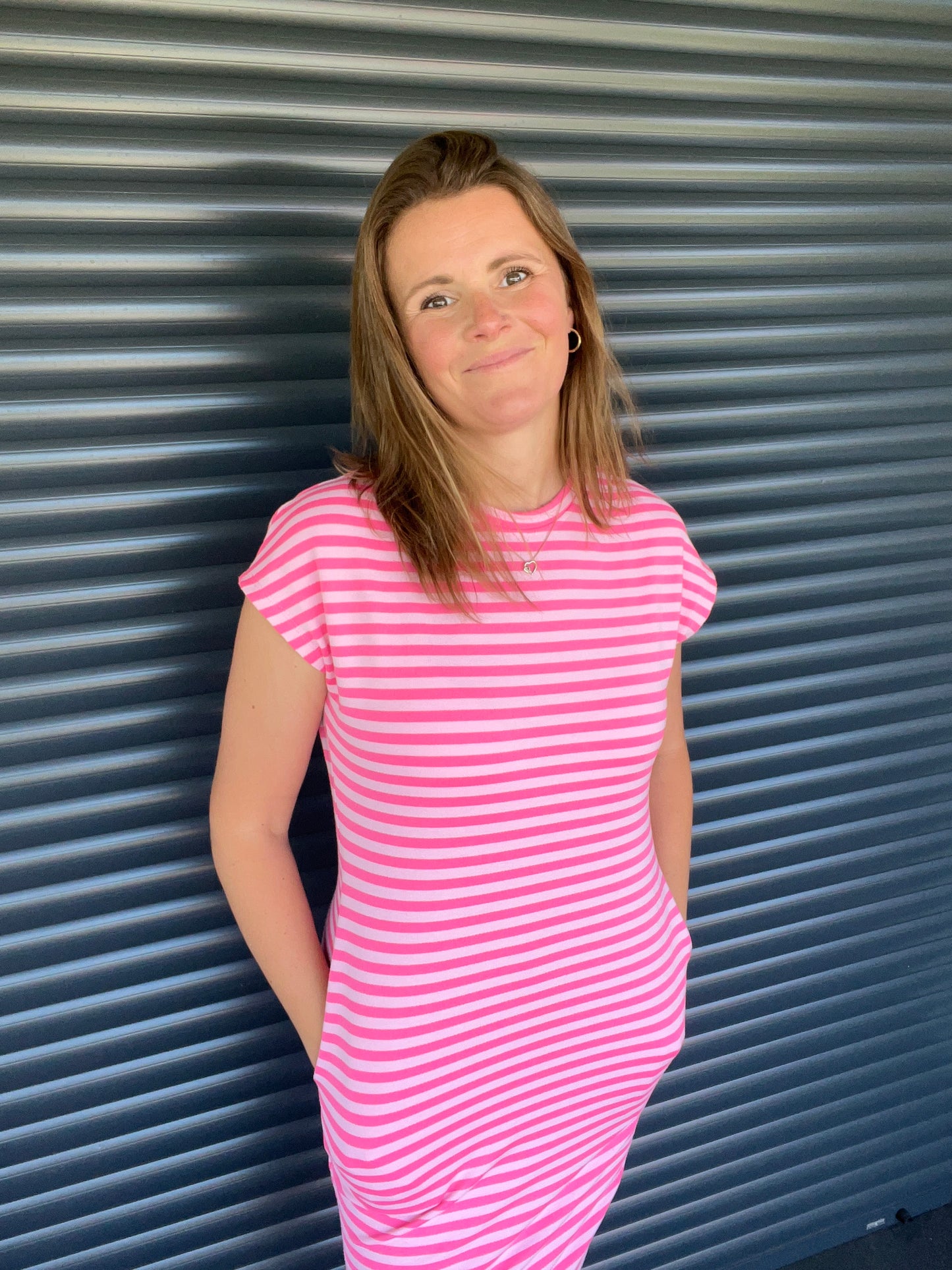 Gestreiftes T-Shirt-Kleid in Pink – One Size mit Taschen