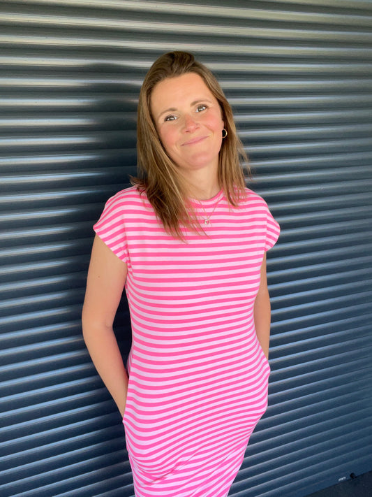 Gestreiftes T-Shirt-Kleid in Pink – One Size mit Taschen
